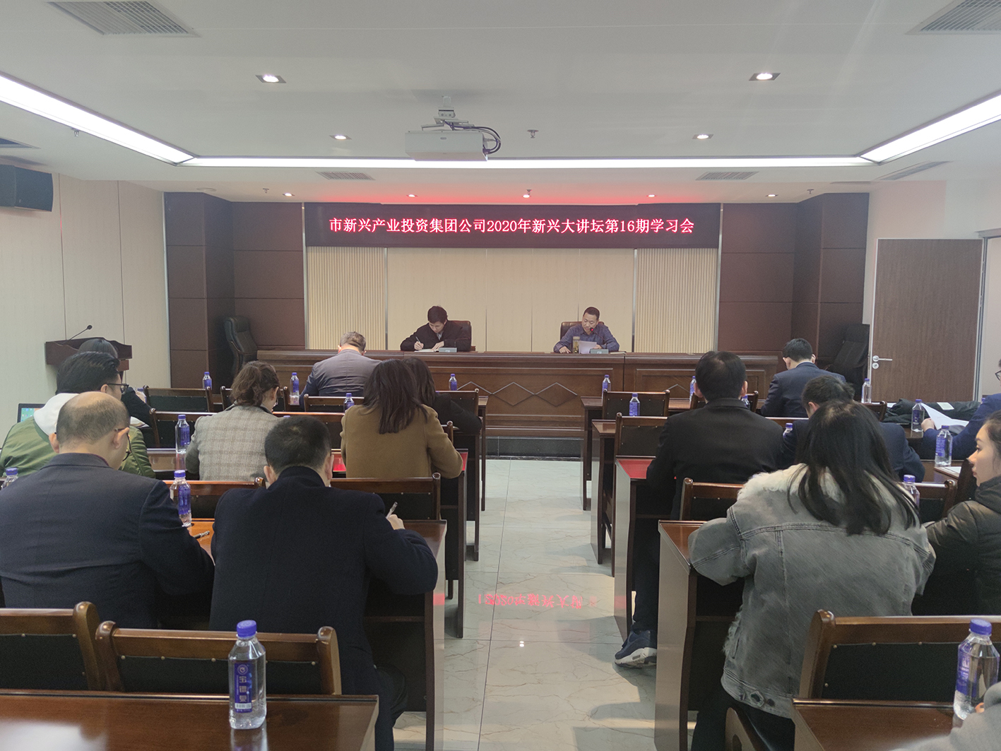 堅持依法依規